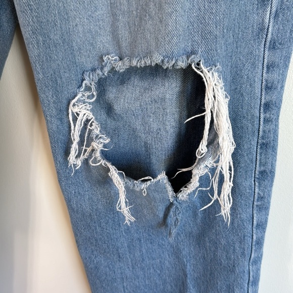 Levi’s Women’s ‘94 Baggy Jean Size 31 Distressed Medium Light Wash High Rise - Picture 4 of 9